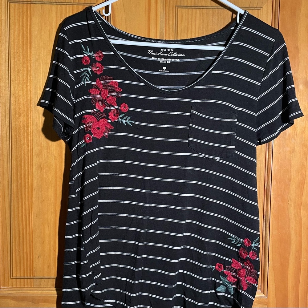 Hollister Must-Have V-neck T-shirt. Striped, Embroidered Flowers. XS/S